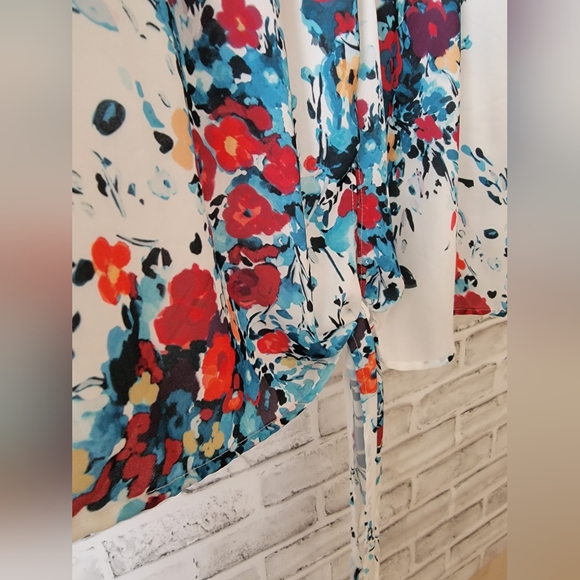 Chiffon V-neck, tie at the bottom with bat wings sleeves size Large - Picture 4 of 6